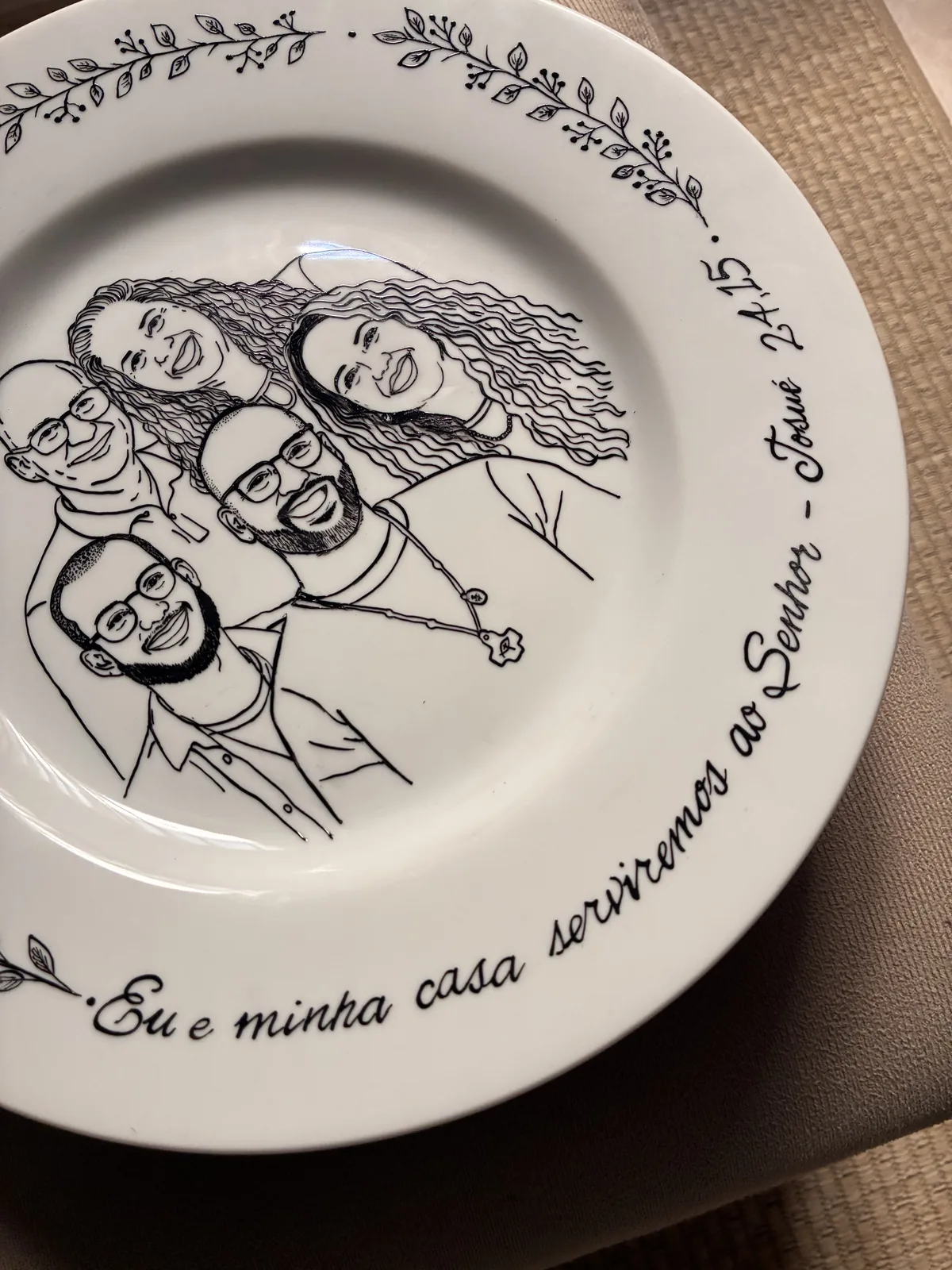 Prato com retrato de uma família