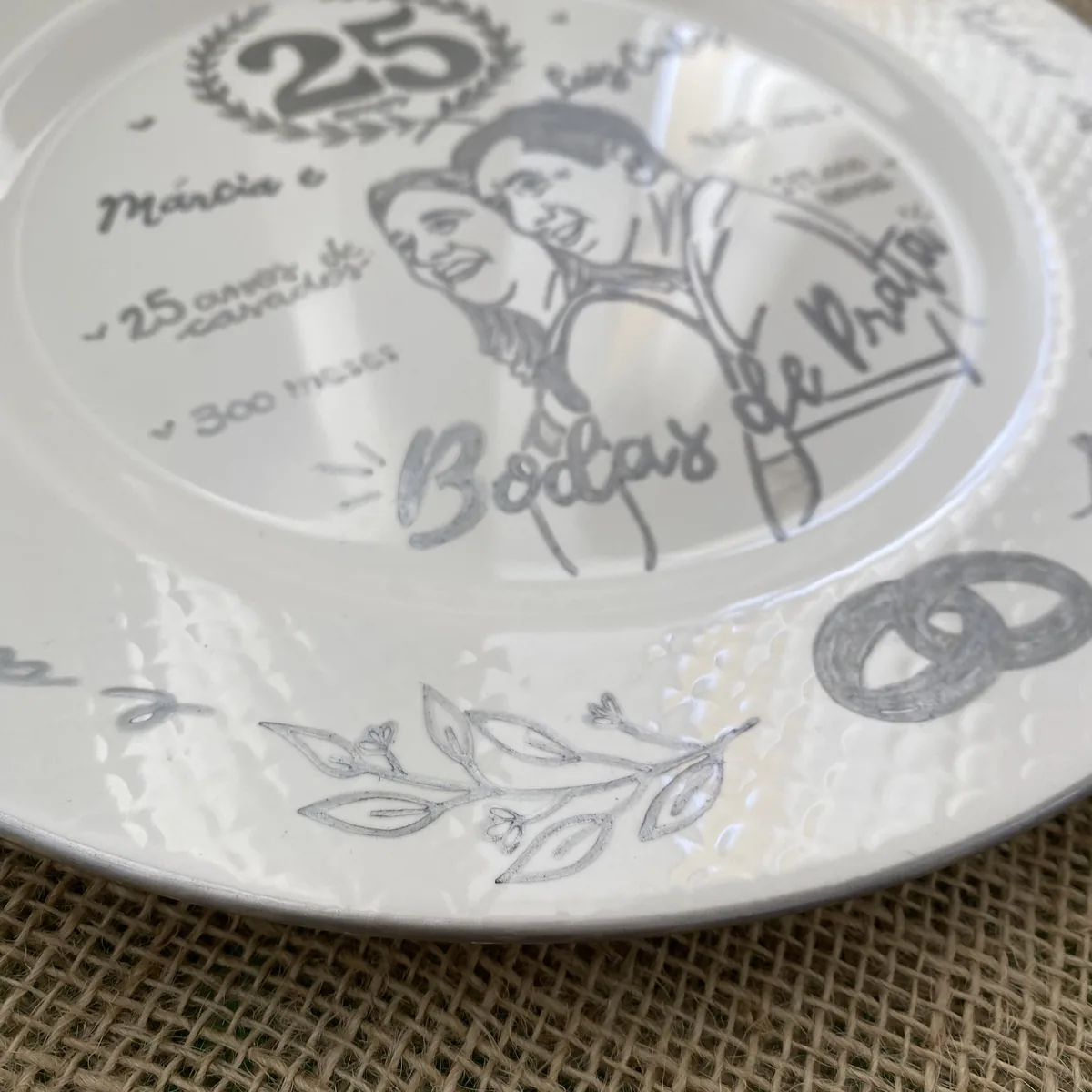 Detalhe prateado de prato de Bodas de Prata