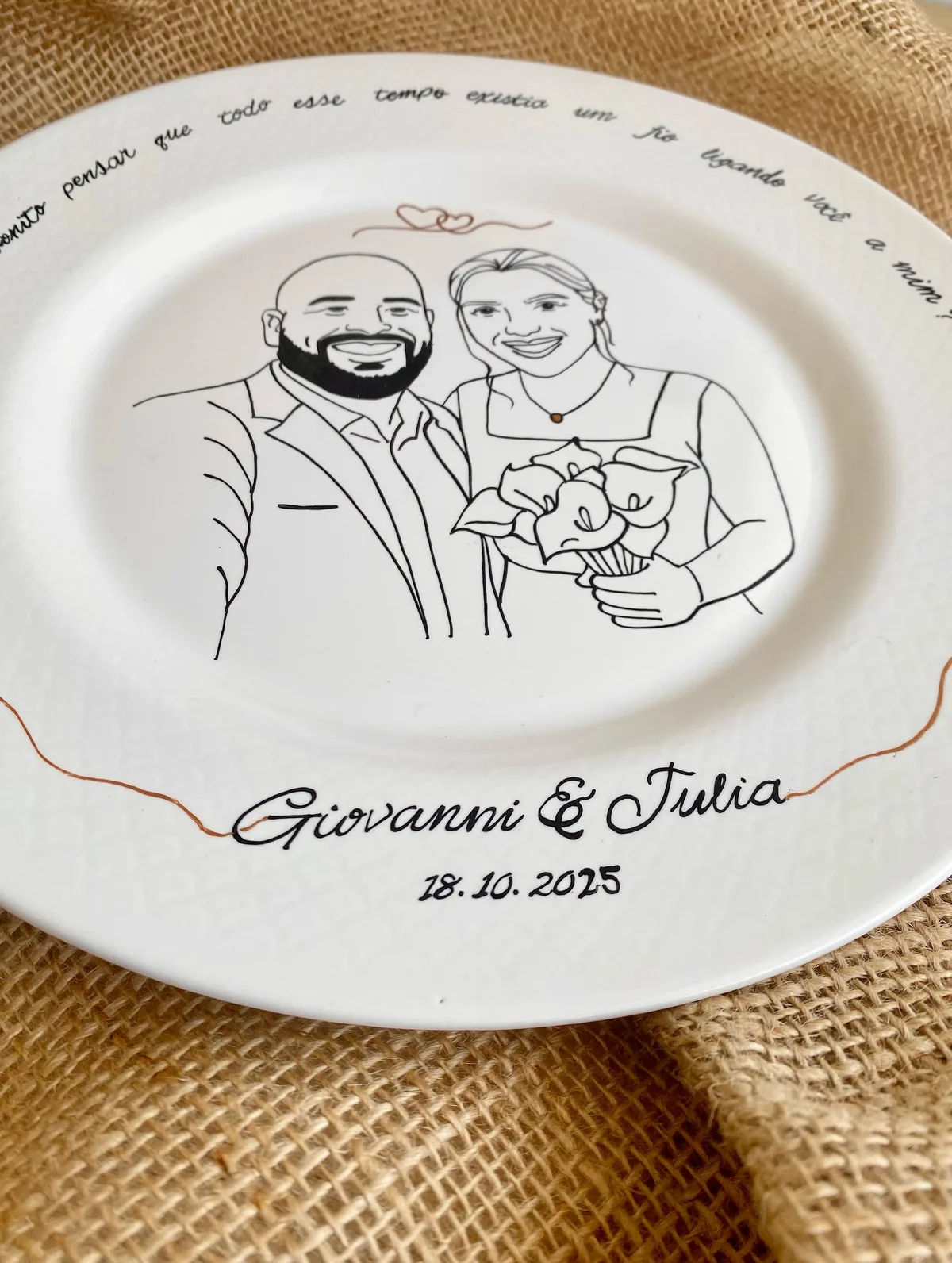 Prato de casamento com retrato em traço preto