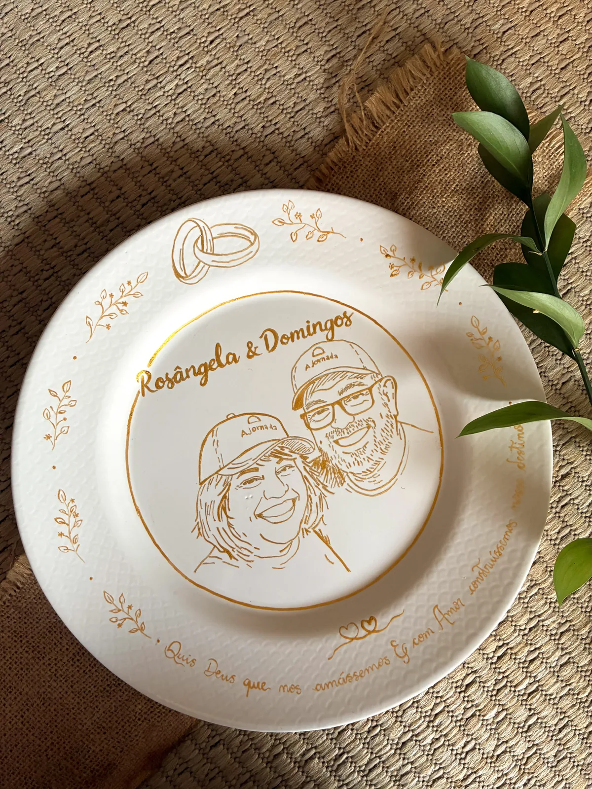 Prato de casamento de Rosângela e Domingos com retrato e ramos verdes