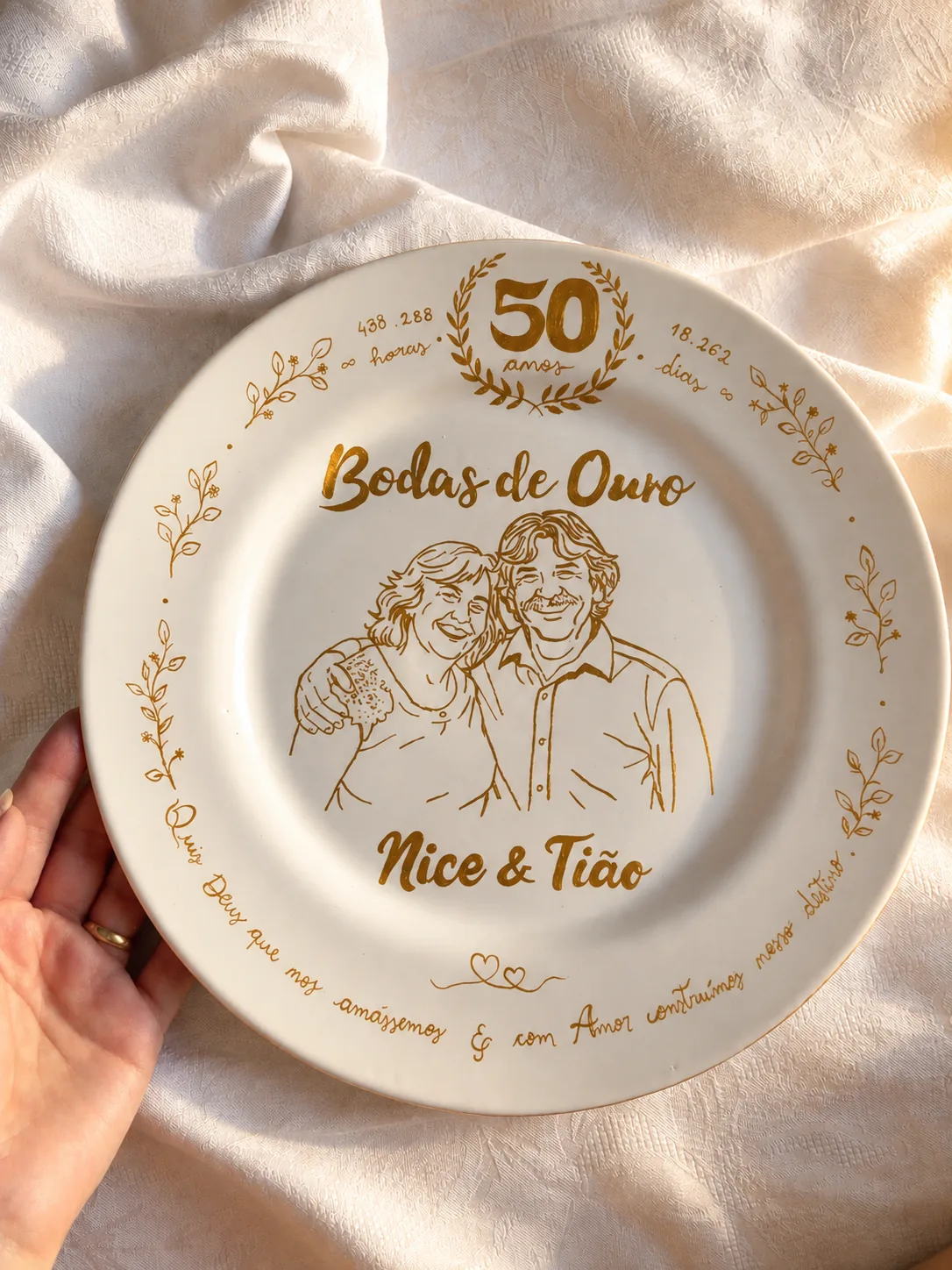 Prato personalizado de Bodas de Ouro de Nice e Tião, pintado à mão