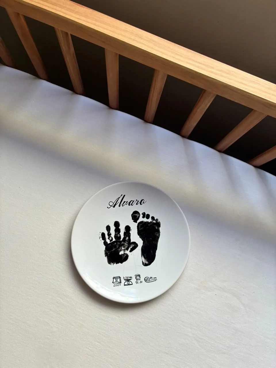 Prato personalizado com marcas das mãos e pés de um bebê