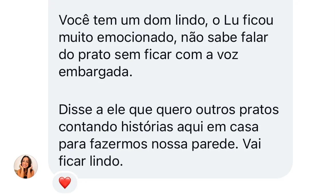 Mensagem de Juciane Cunha contando que Lu ficou muito emocionado ao receber o prato personalizado